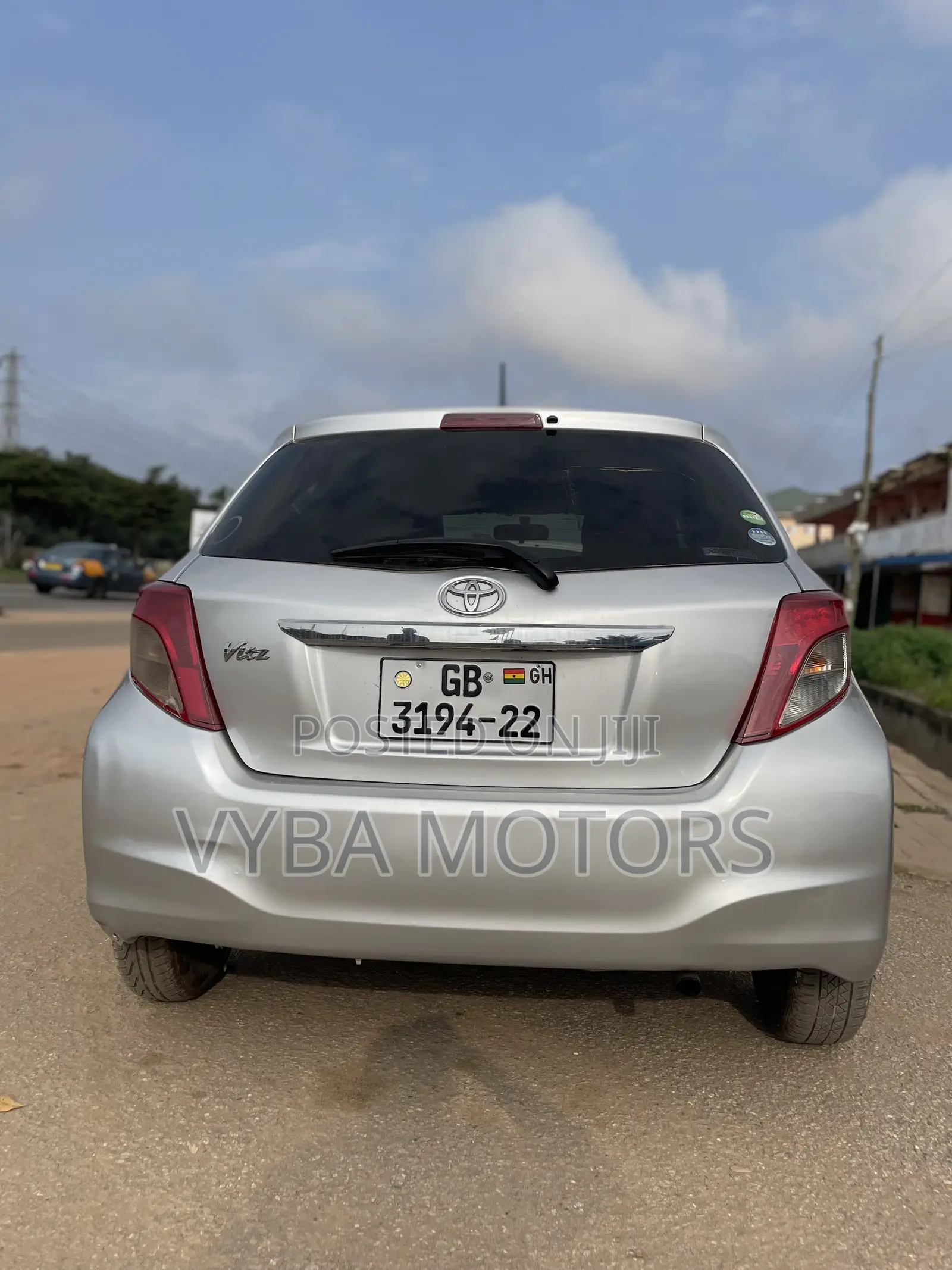 Toyota Vitz 2012 Silver
