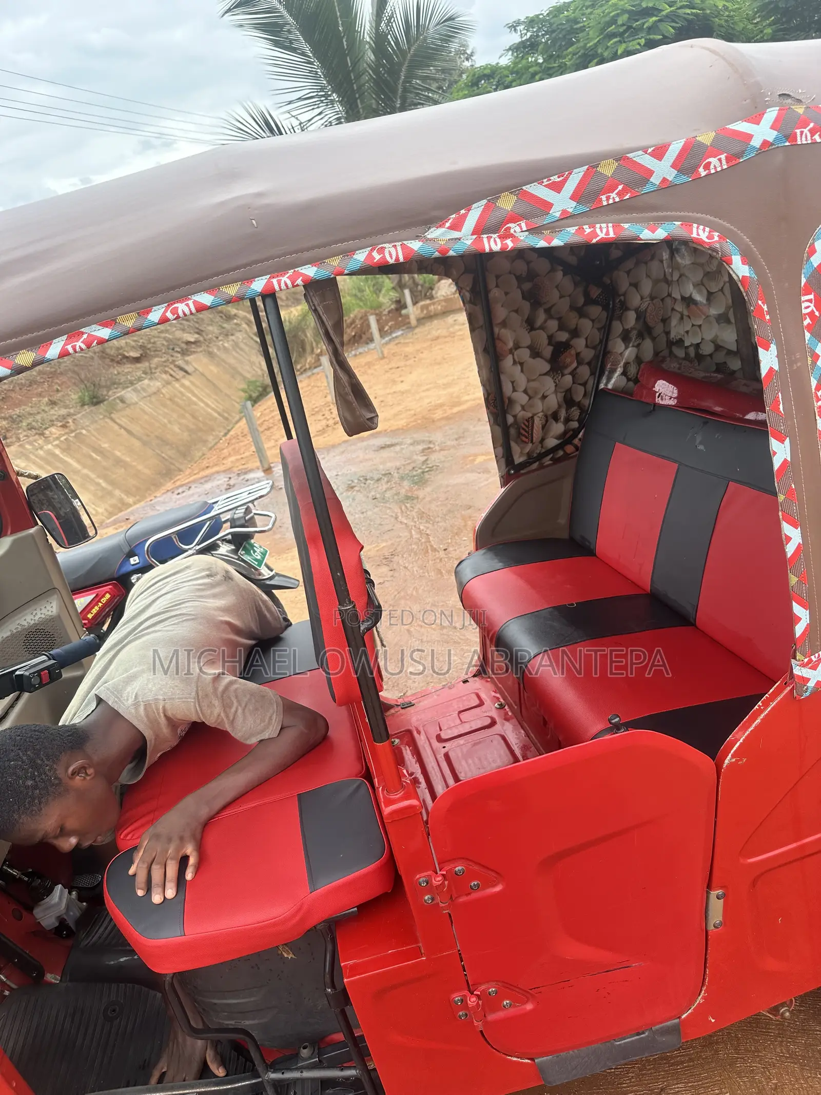 Bajaj RE 2025 Red
