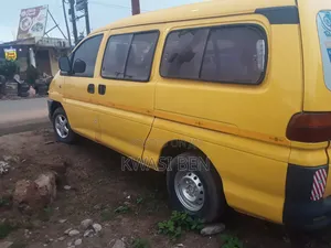 Mitsubishi L300 2004 Yellow