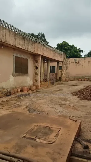6bdrm House in Jt Traffic Light for sale