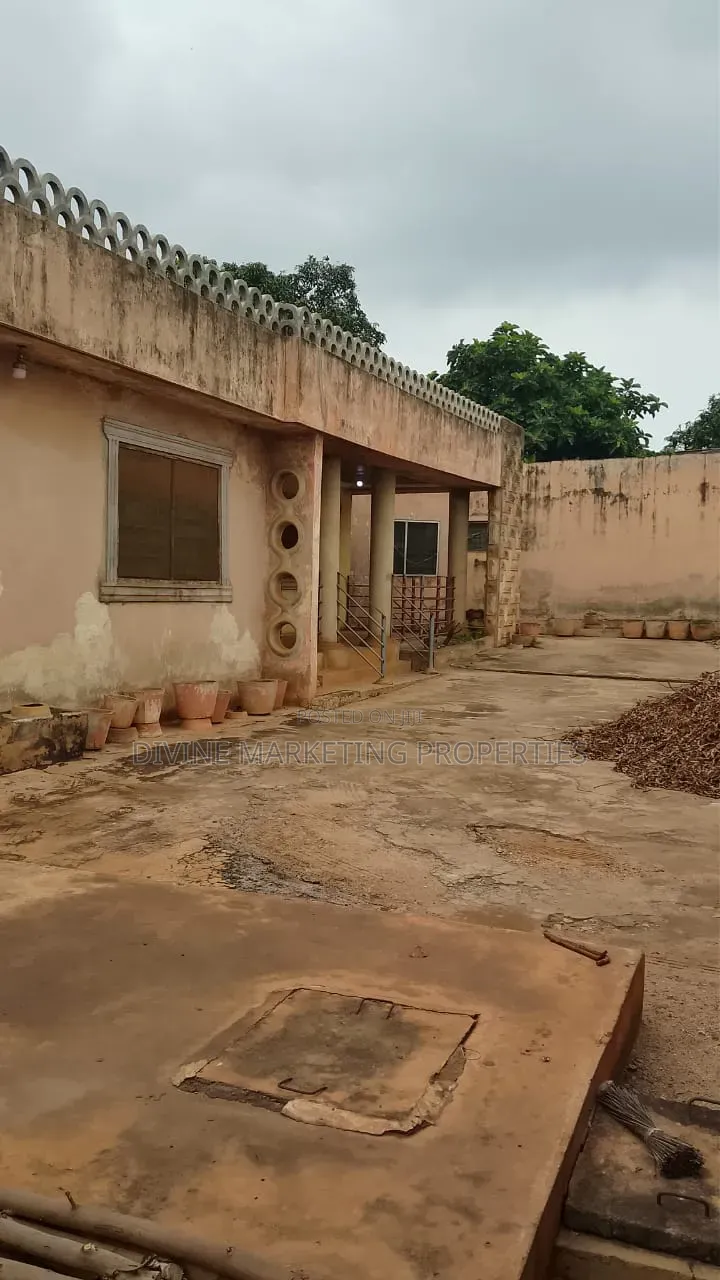 6bdrm House in Jt Traffic Light for sale