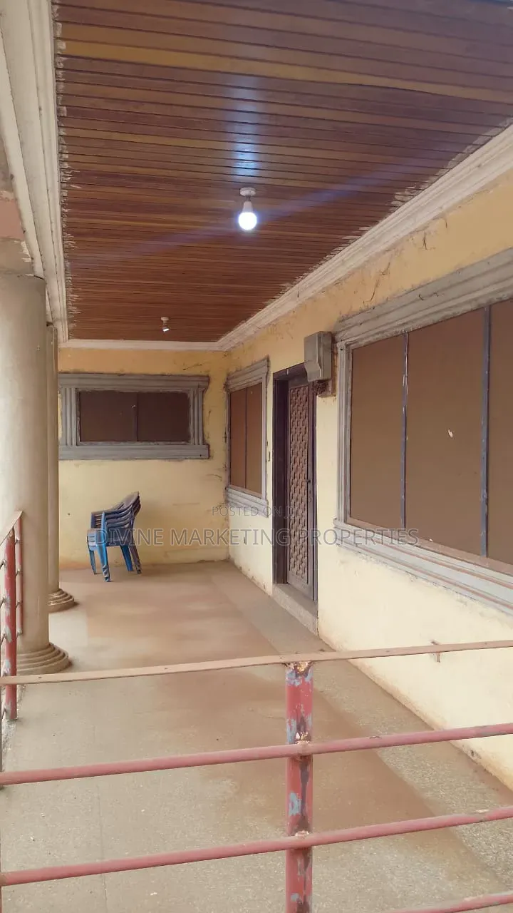 6bdrm House in Jt Traffic Light for sale