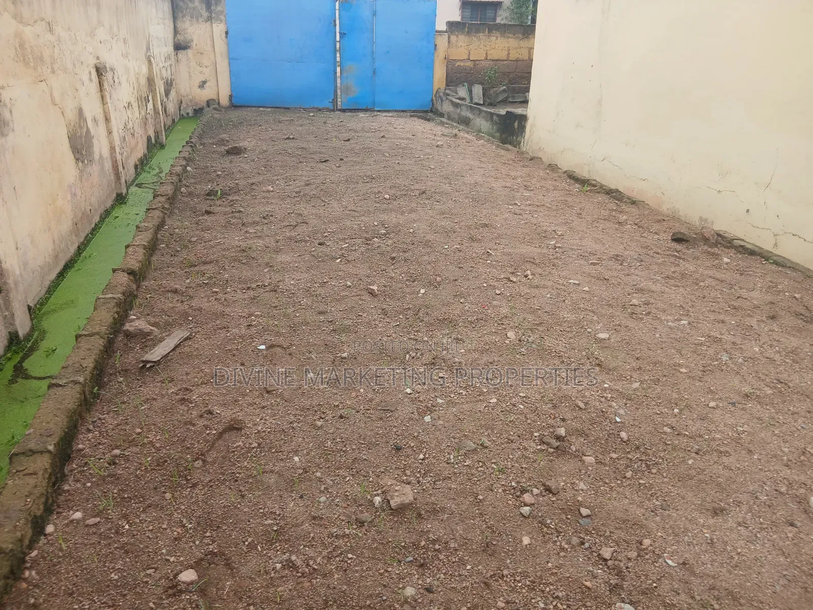 6bdrm House in Jt Traffic Light for sale