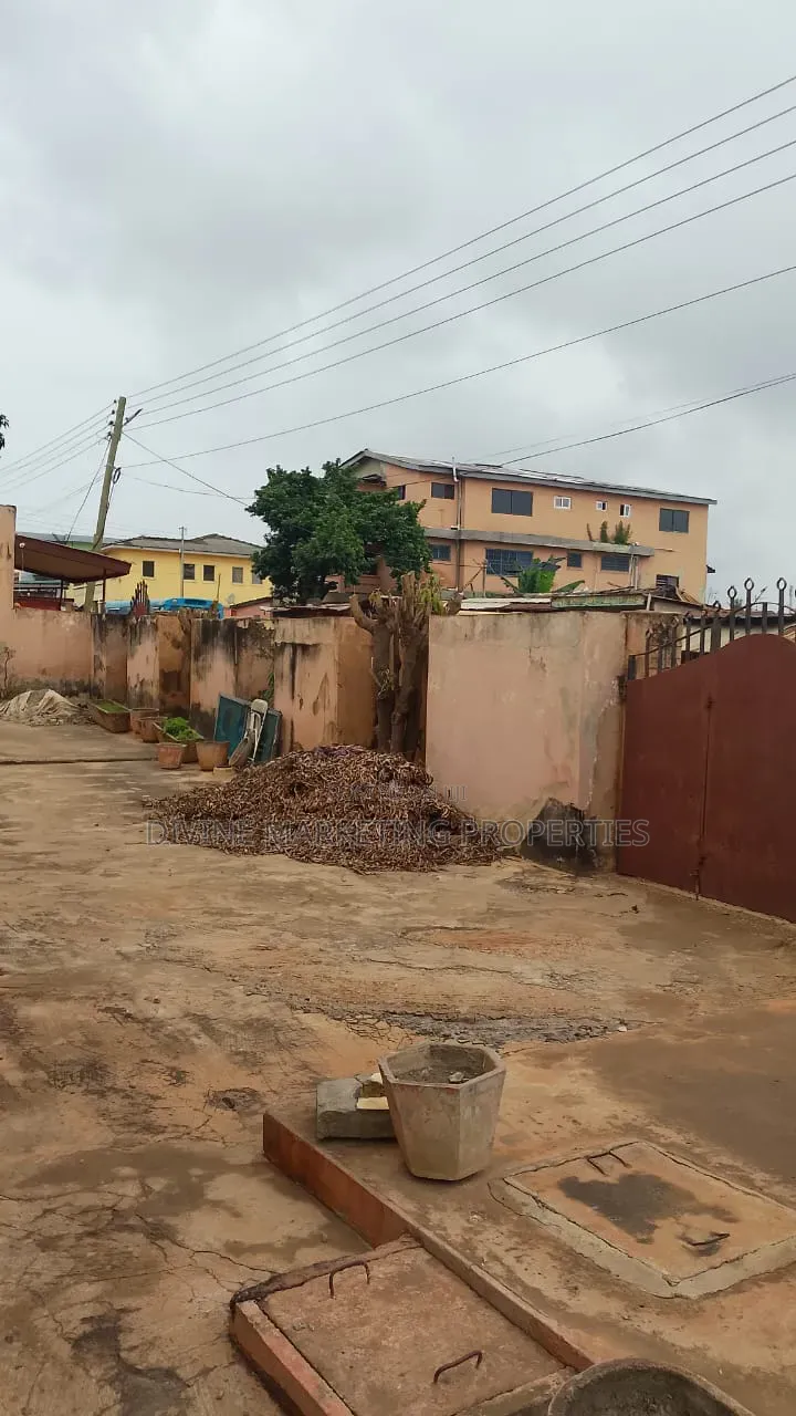 6bdrm House in Jt Traffic Light for sale
