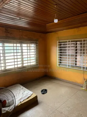 6bdrm House in Jt Traffic Light for sale