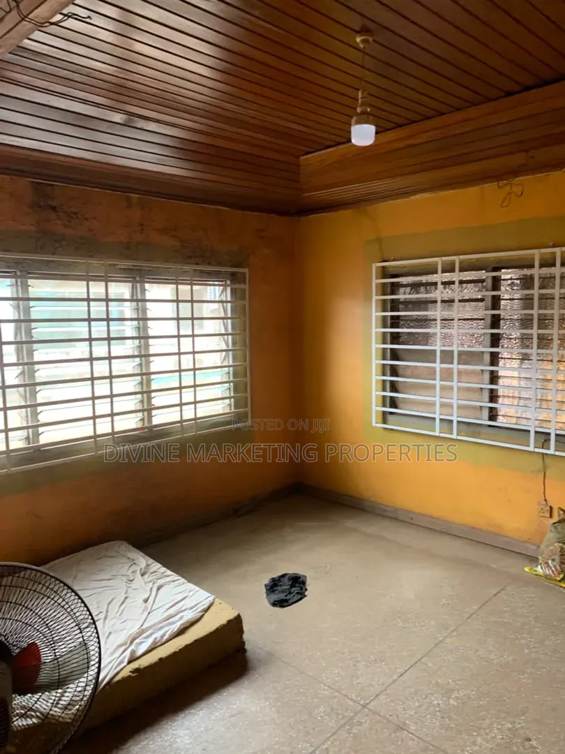 6bdrm House in Jt Traffic Light for sale