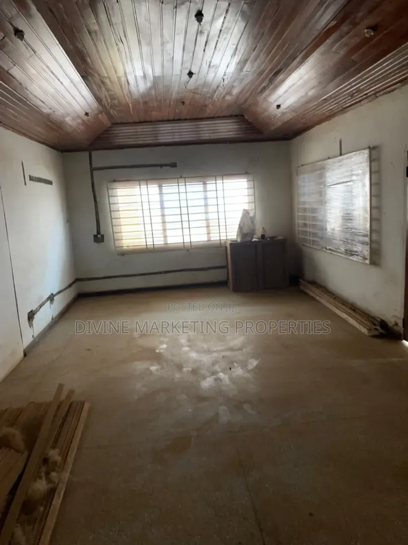 6bdrm House in Jt Traffic Light for sale