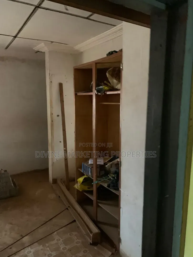 6bdrm House in Jt Traffic Light for sale
