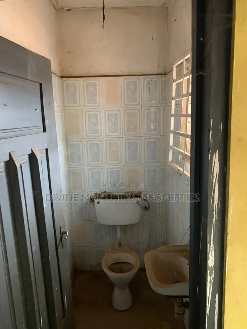 6bdrm House in Jt Traffic Light for sale