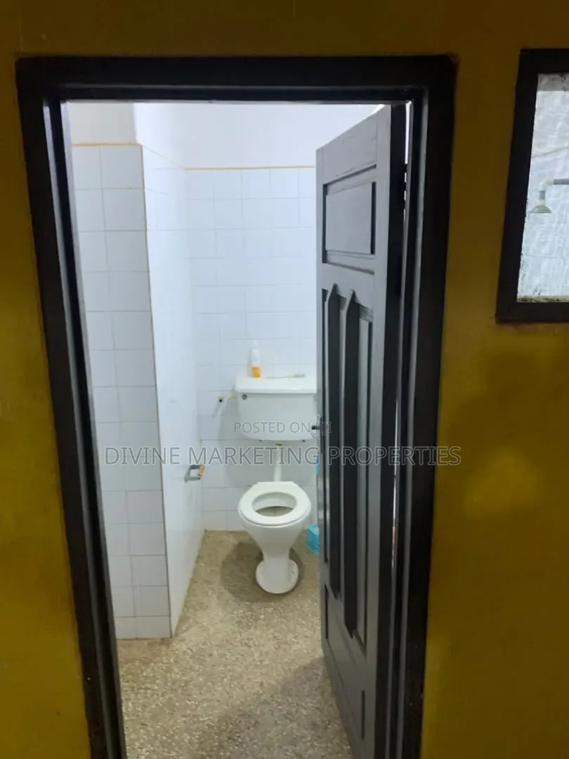 6bdrm House in Jt Traffic Light for sale