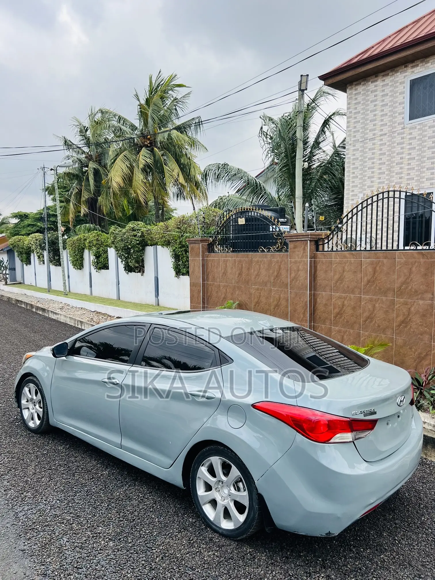 Hyundai Elantra Limited Sedan FWD (1.8L 4cyl 6A) 2013
