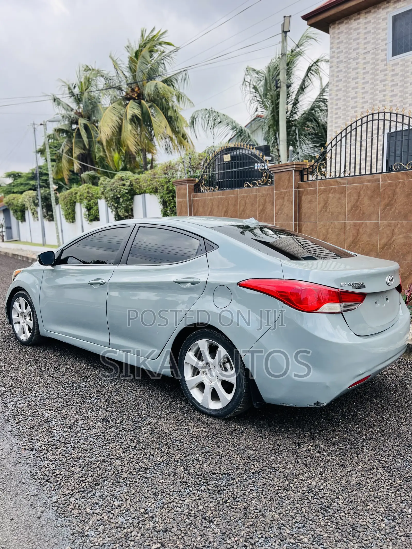 Hyundai Elantra Limited Sedan FWD (1.8L 4cyl 6A) 2013