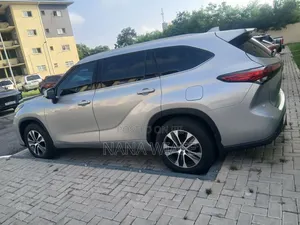 Toyota Highlander XLE 2022 Silver