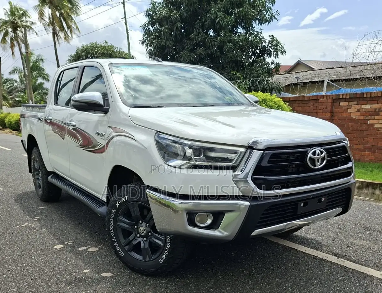 Toyota Hilux 2021 White