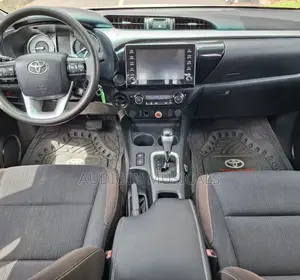 Toyota Hilux 2021 White
