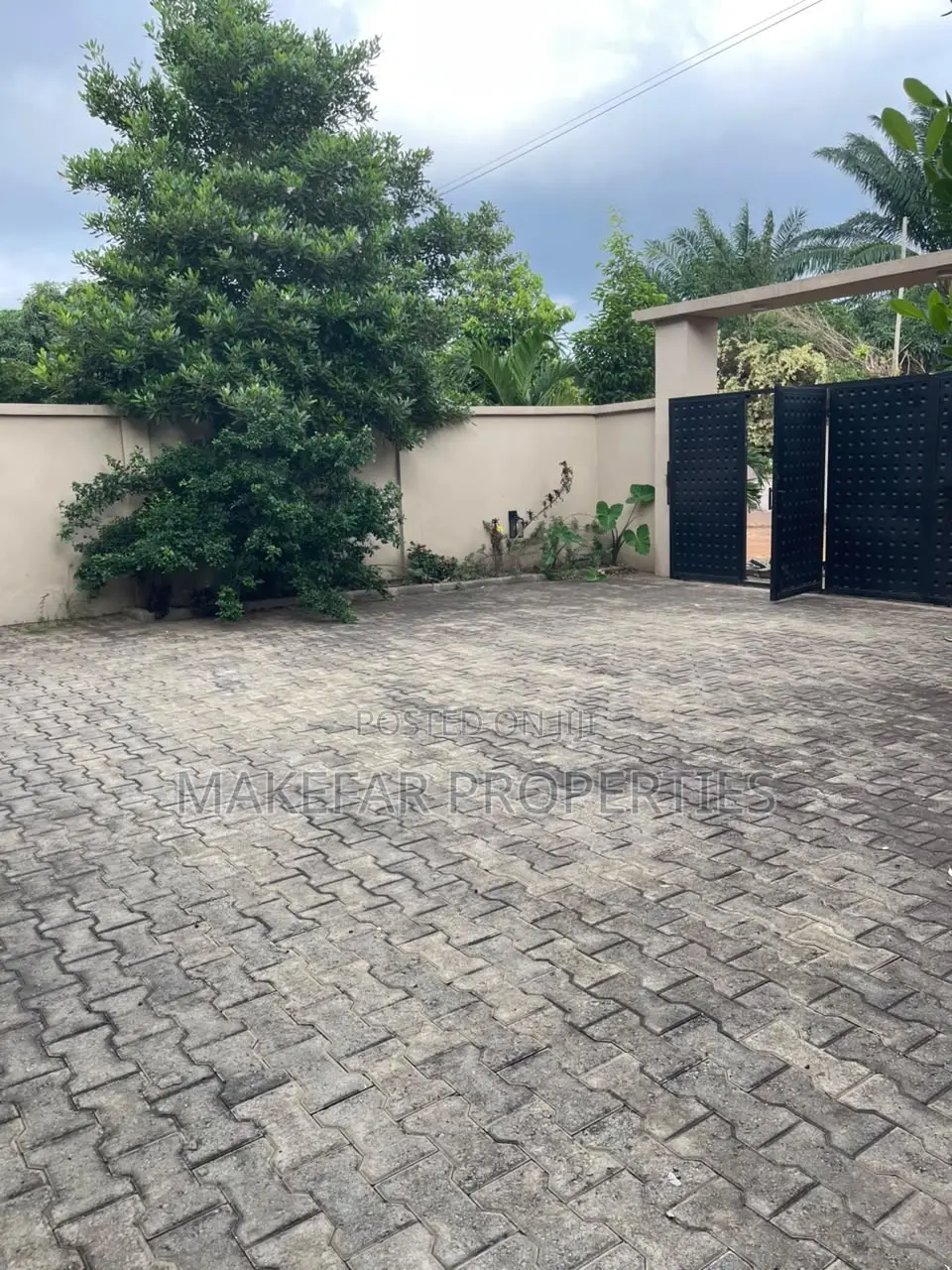 3bdrm House in Ashaley Botwe for sale
