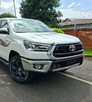 Toyota Hilux 2021 White