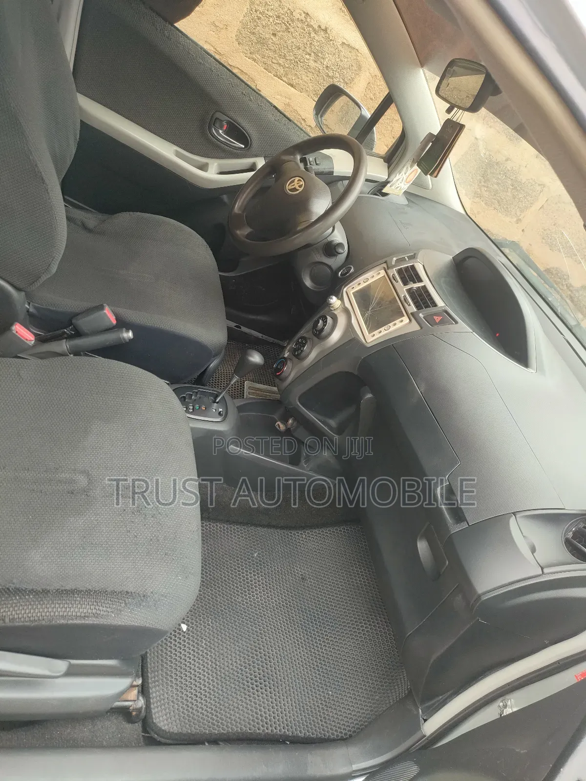 Toyota Vitz 1.3 FWD 5dr 2010 Gray