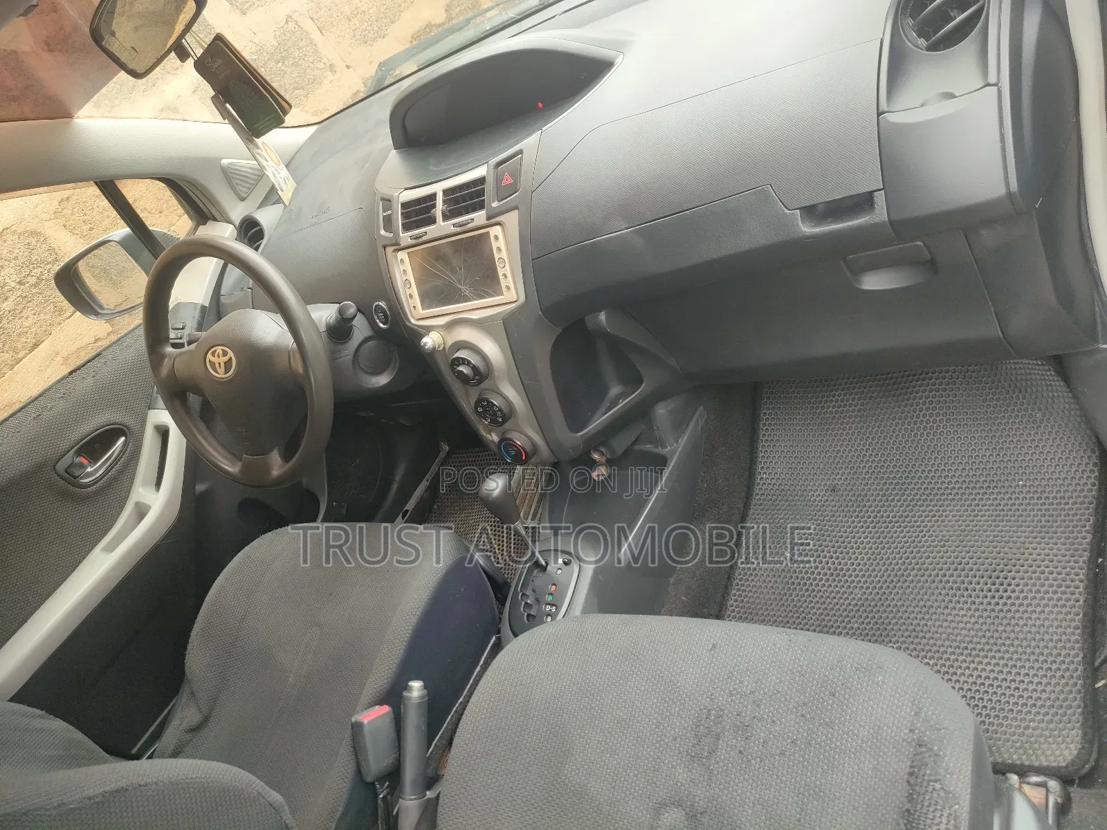 Toyota Vitz 1.3 FWD 5dr 2010 Gray