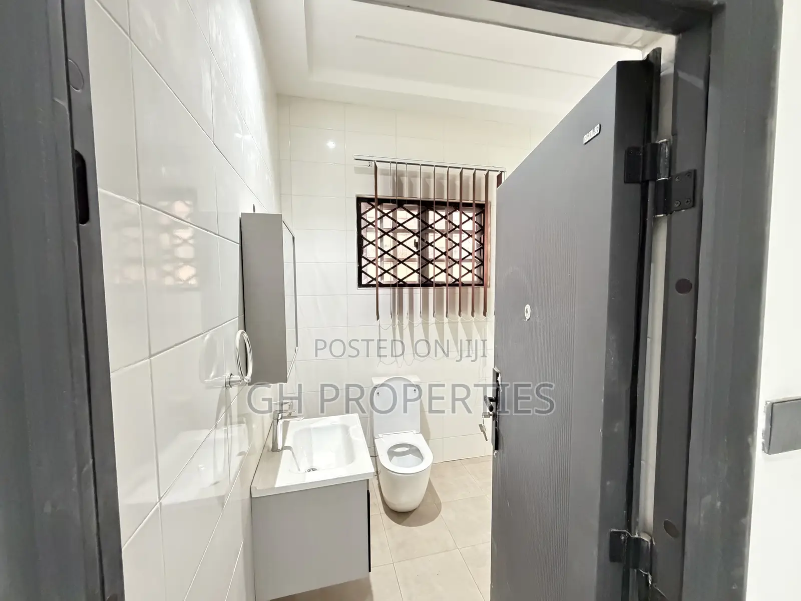 7bdrm Mansion in Atasemanso., Kumasi Metropolitan for sale
