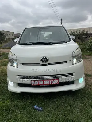 Toyota Voxy X L Edition 4WD 8-Seater 2010 White