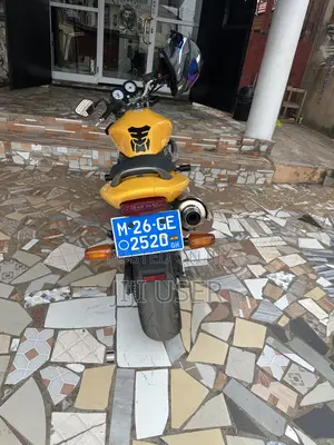 Honda Hornet 2000 Yellow