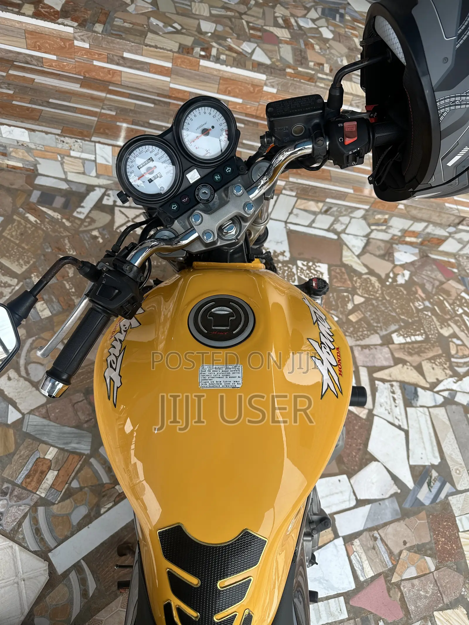 Honda Hornet 2000 Yellow