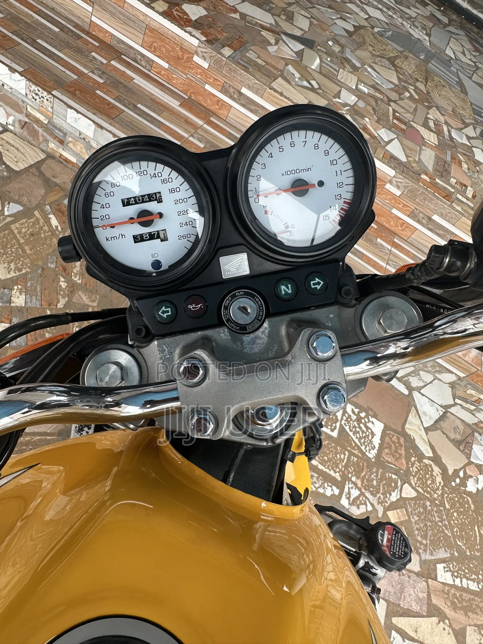 Honda Hornet 2000 Yellow