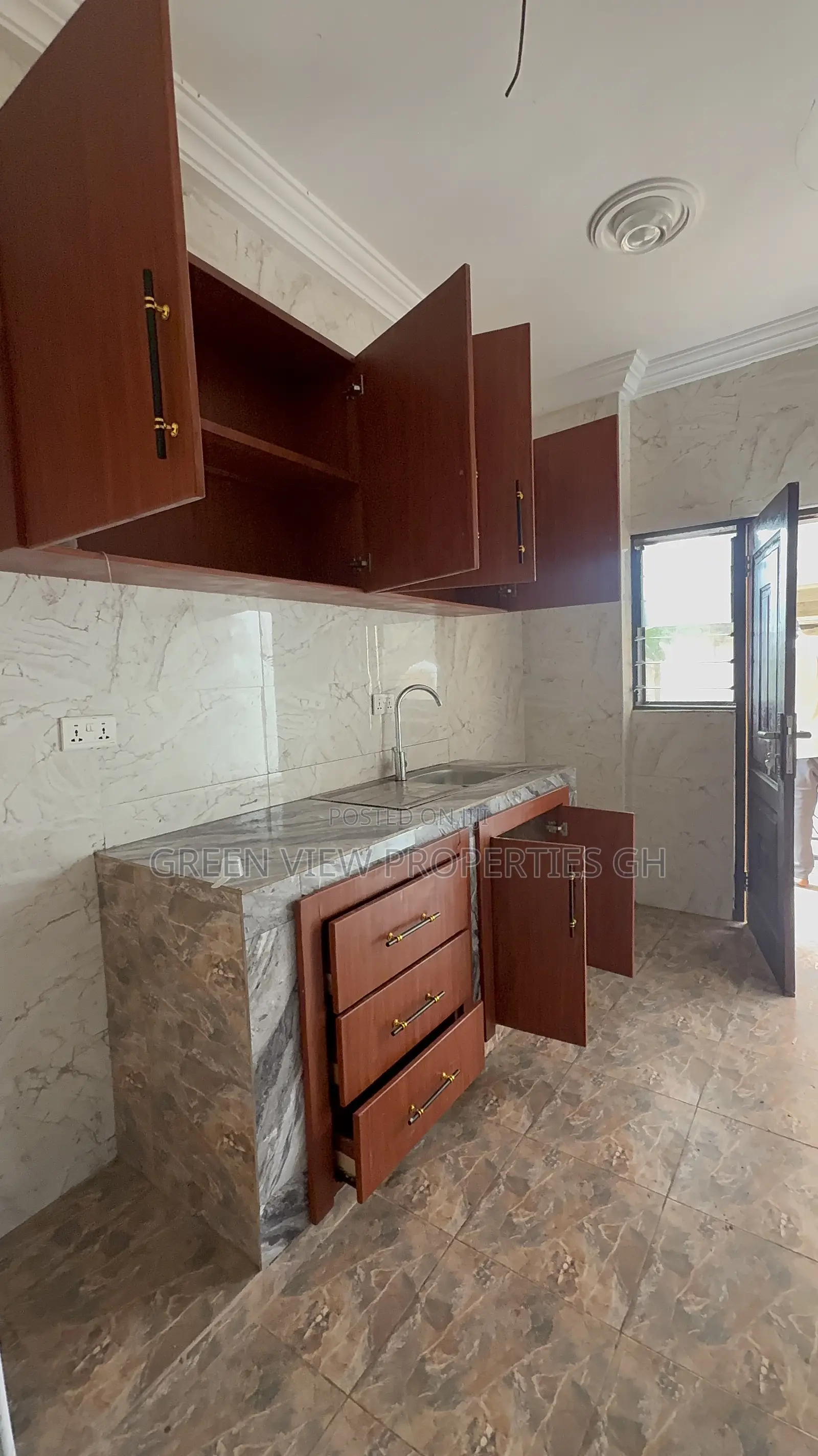2bdrm Apartment in West Hills Mall Area for rent