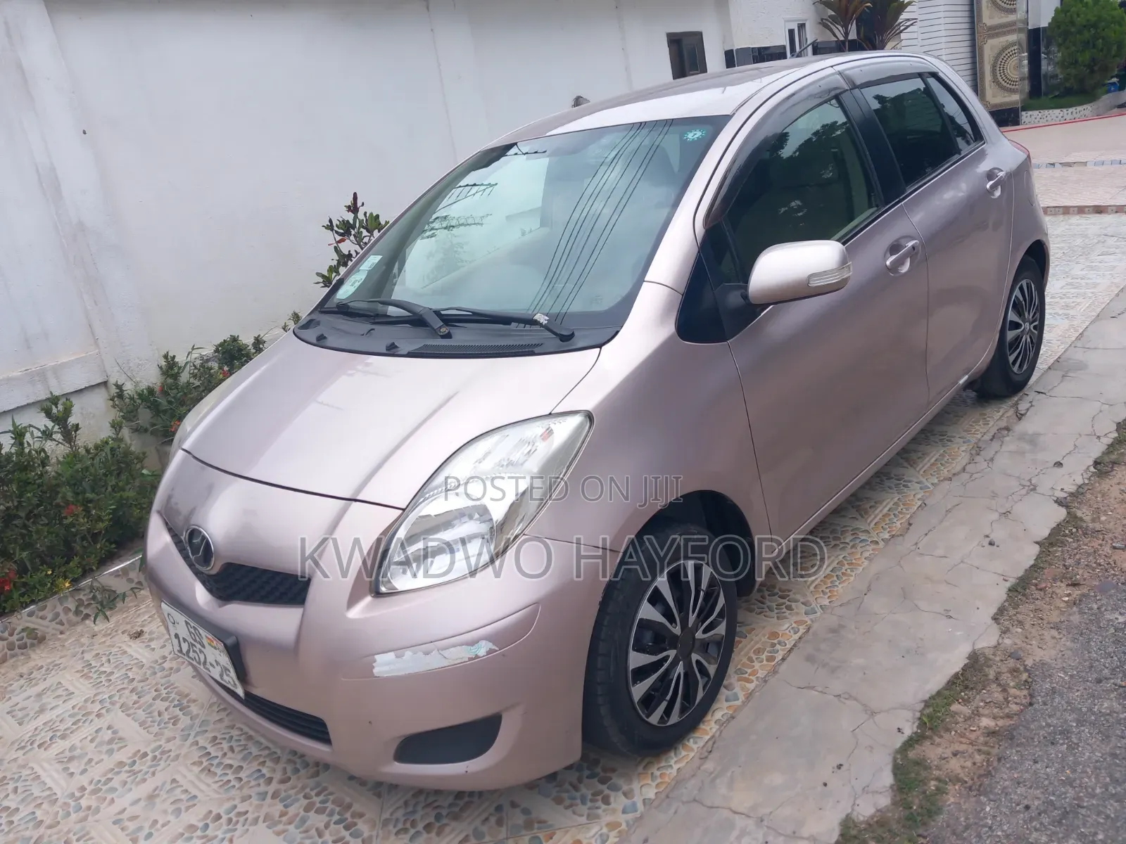 Toyota Vitz 2010 Silver