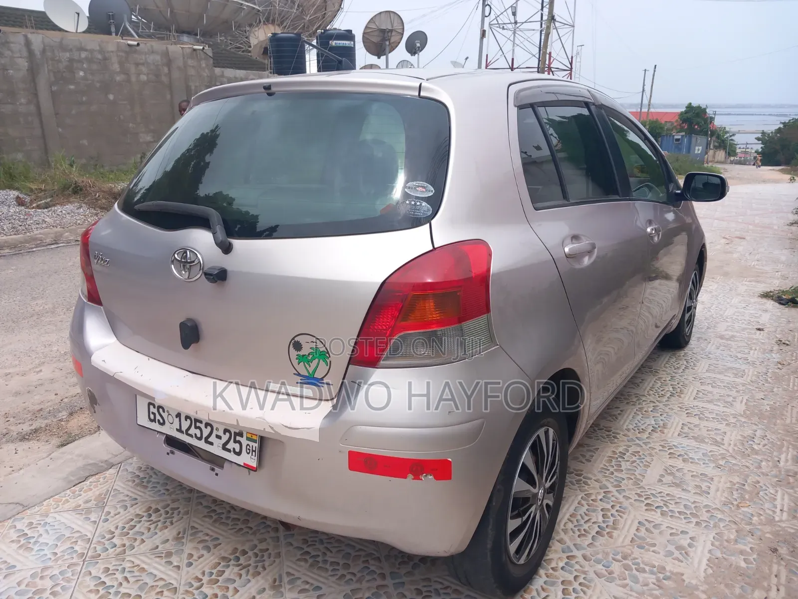 Toyota Vitz 2010 Silver