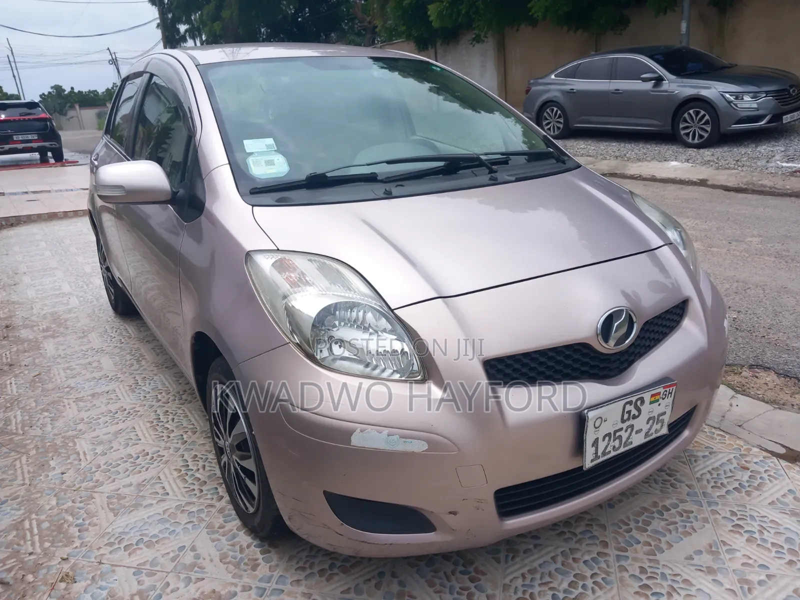 Toyota Vitz 2010 Silver