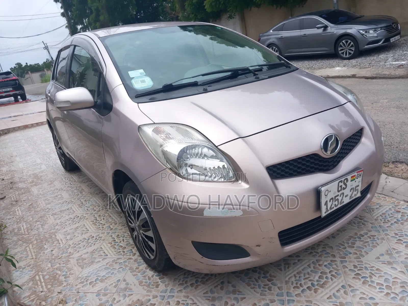 Toyota Vitz 2010 Silver