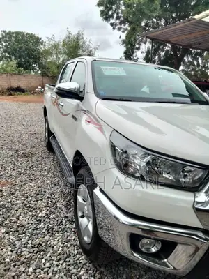 Toyota Hilux 2025 White