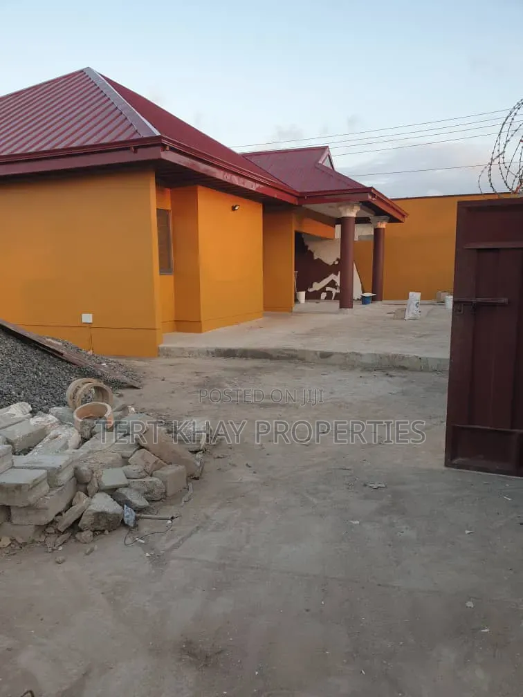 3bdrm House in Spintex, Baatsona Total for rent
