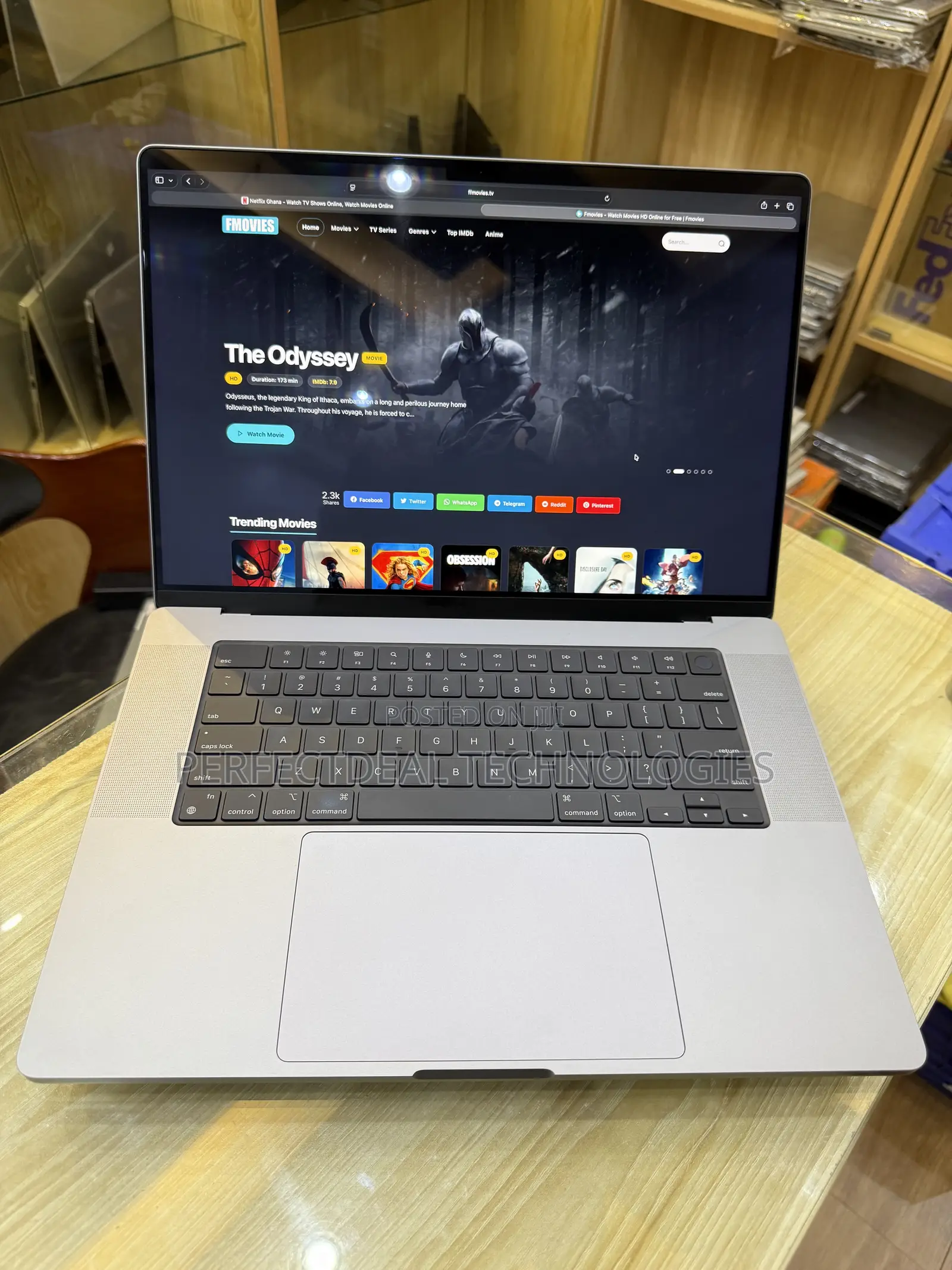 New Laptop Apple MacBook Pro 2021 M1 16GB Apple M1 Pro SSHD (Hybrid) 1T