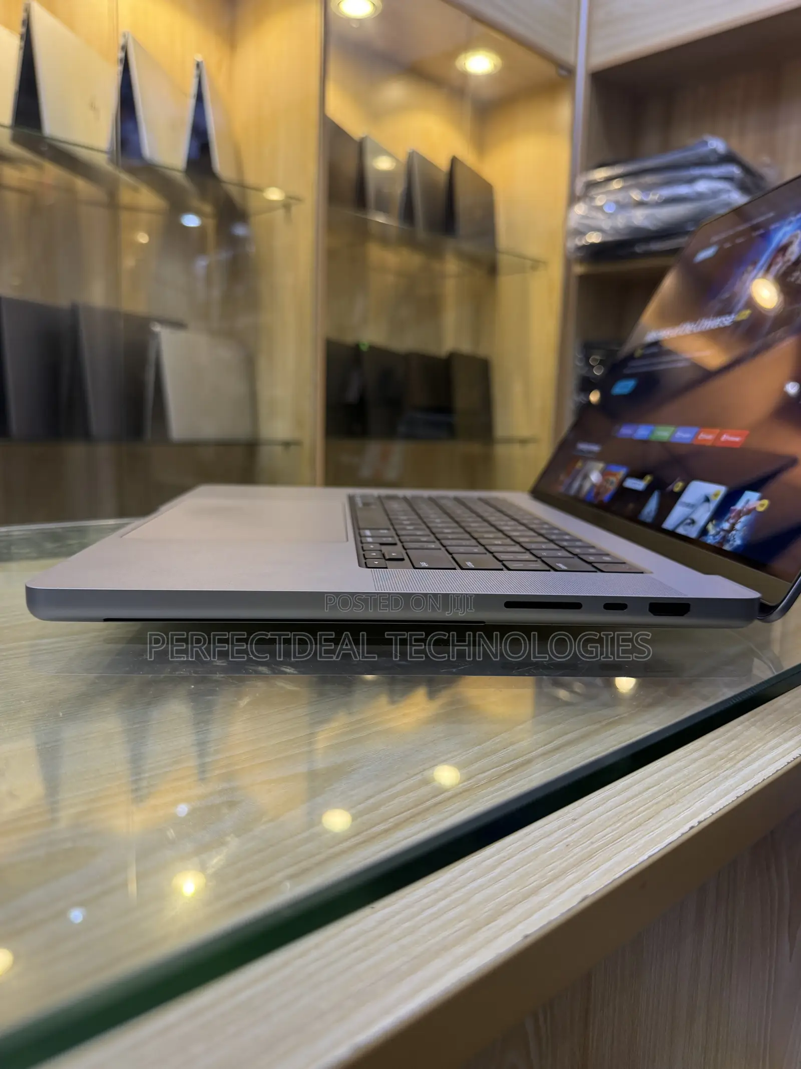 New Laptop Apple MacBook Pro 2021 M1 16GB Apple M1 Pro SSHD (Hybrid) 1T