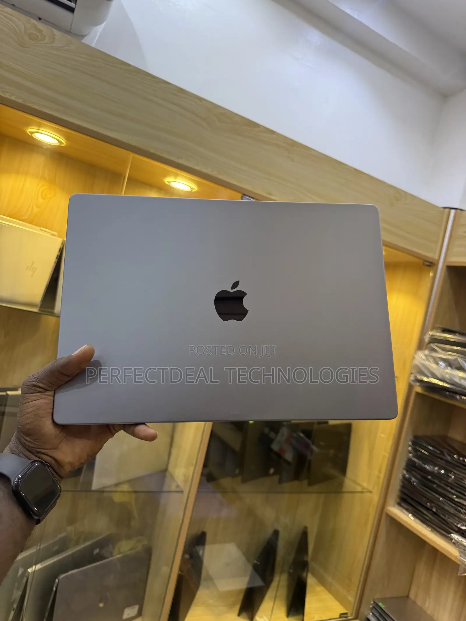 New Laptop Apple MacBook Pro 2021 M1 16GB Apple M1 Pro SSHD (Hybrid) 1T