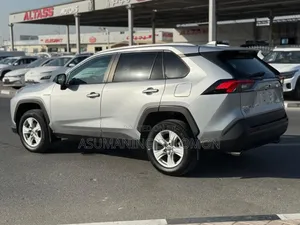 Toyota RAV4 LE 2021 Silver