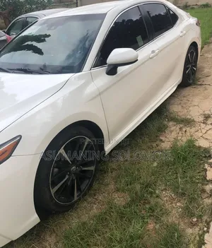 Toyota Camry SE 4dr Sedan (2.5L 4cyl 6A) 2017 White