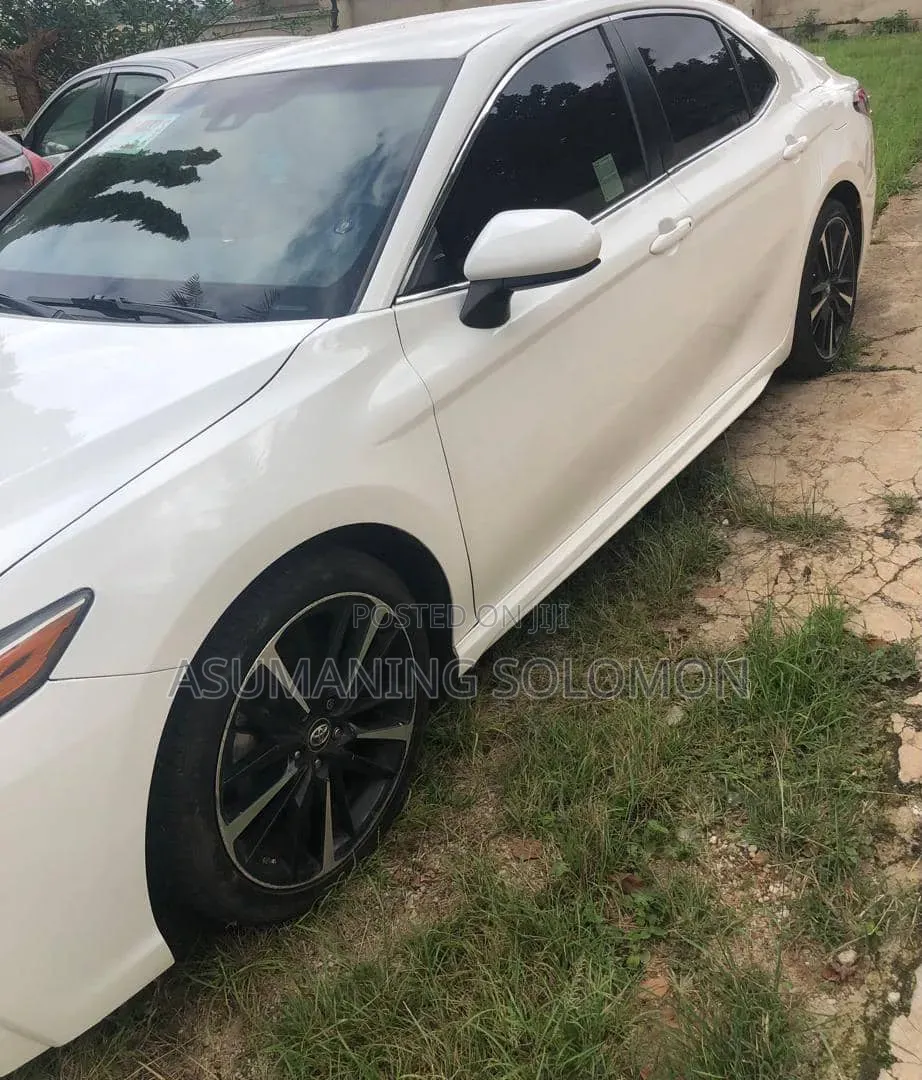 Toyota Camry SE 4dr Sedan (2.5L 4cyl 6A) 2017 White