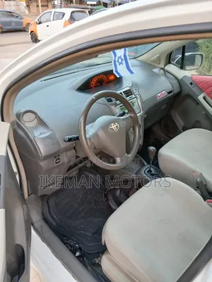 Toyota Vitz 2010 White
