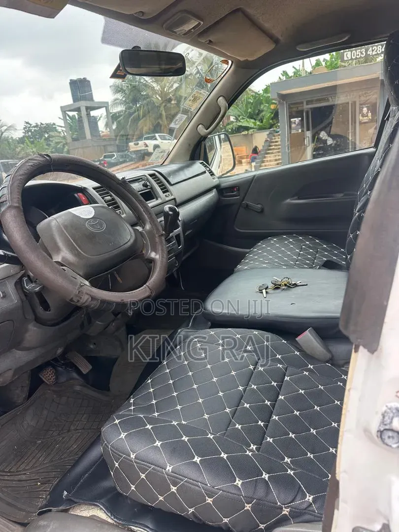 Toyota HiAce 2015 White