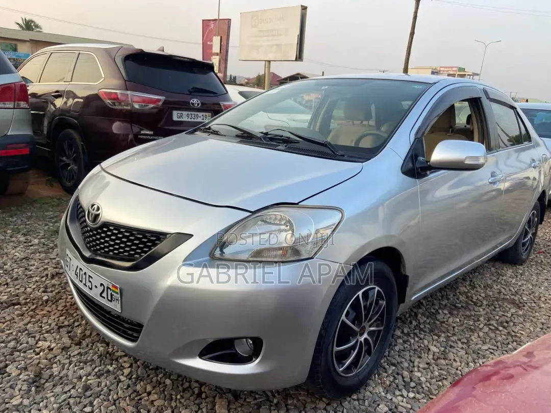Toyota Belta 2010 Silver