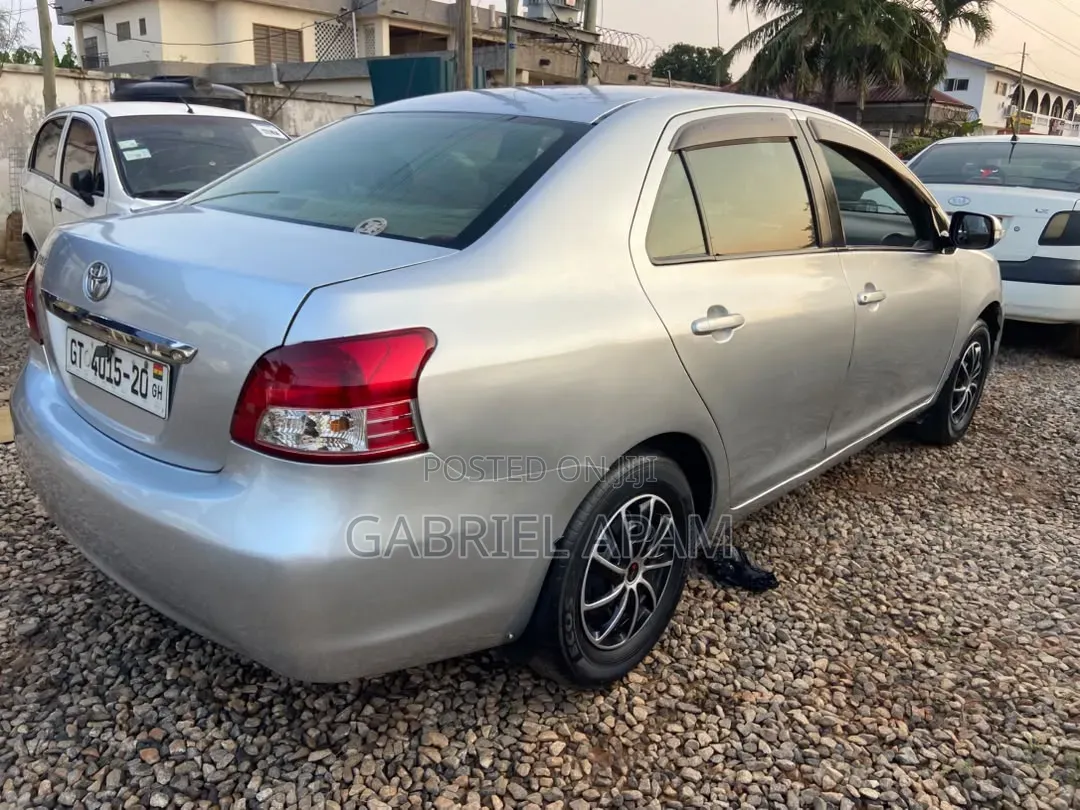 Toyota Belta 2010 Silver