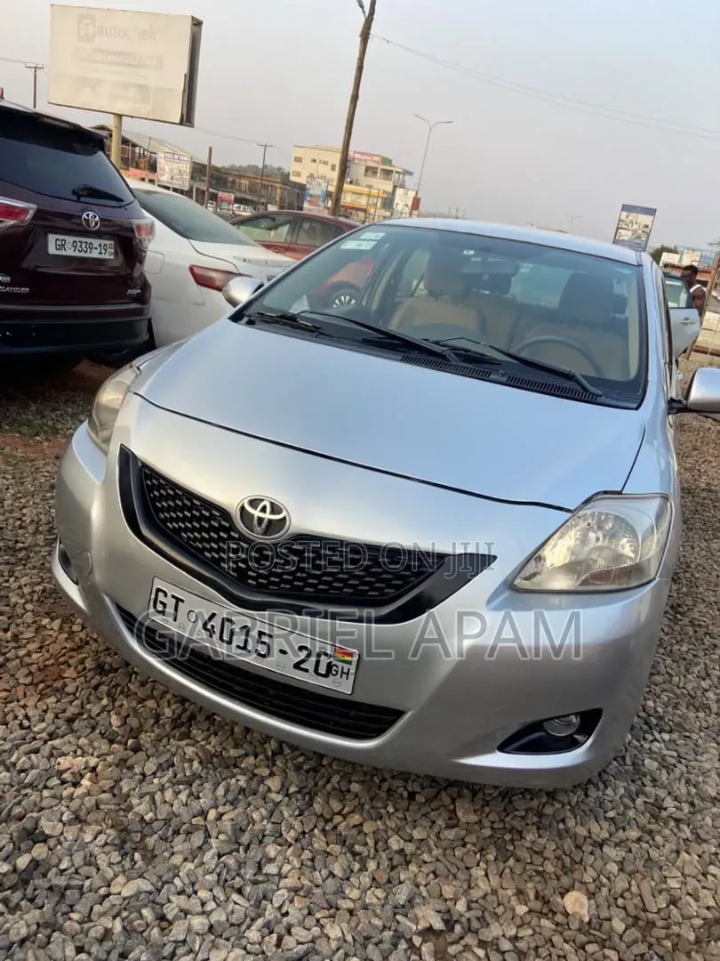 Toyota Belta 2010 Silver