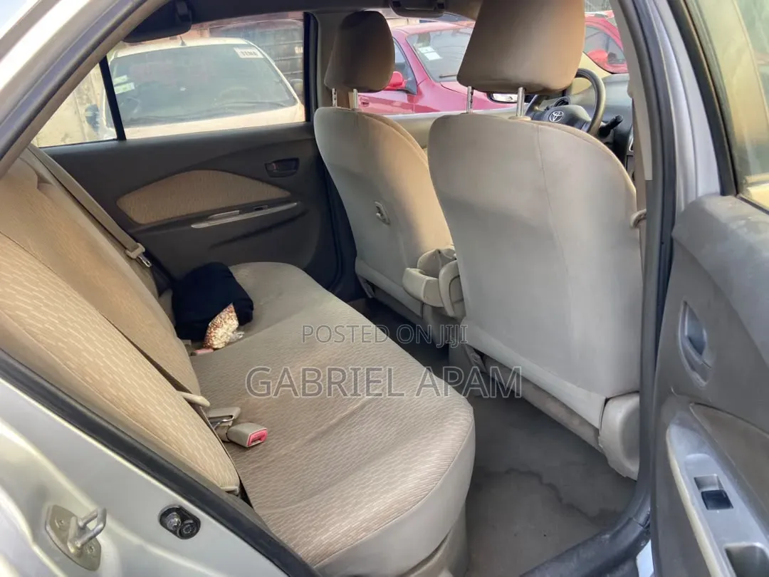 Toyota Belta 2010 Silver