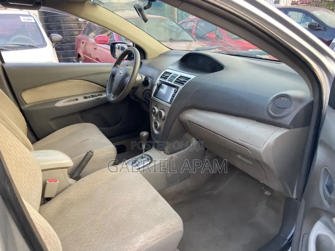 Toyota Belta 2010 Silver