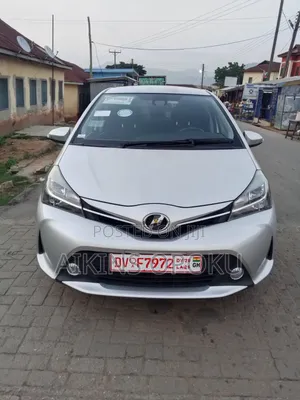 Toyota Vitz 2016 Silver