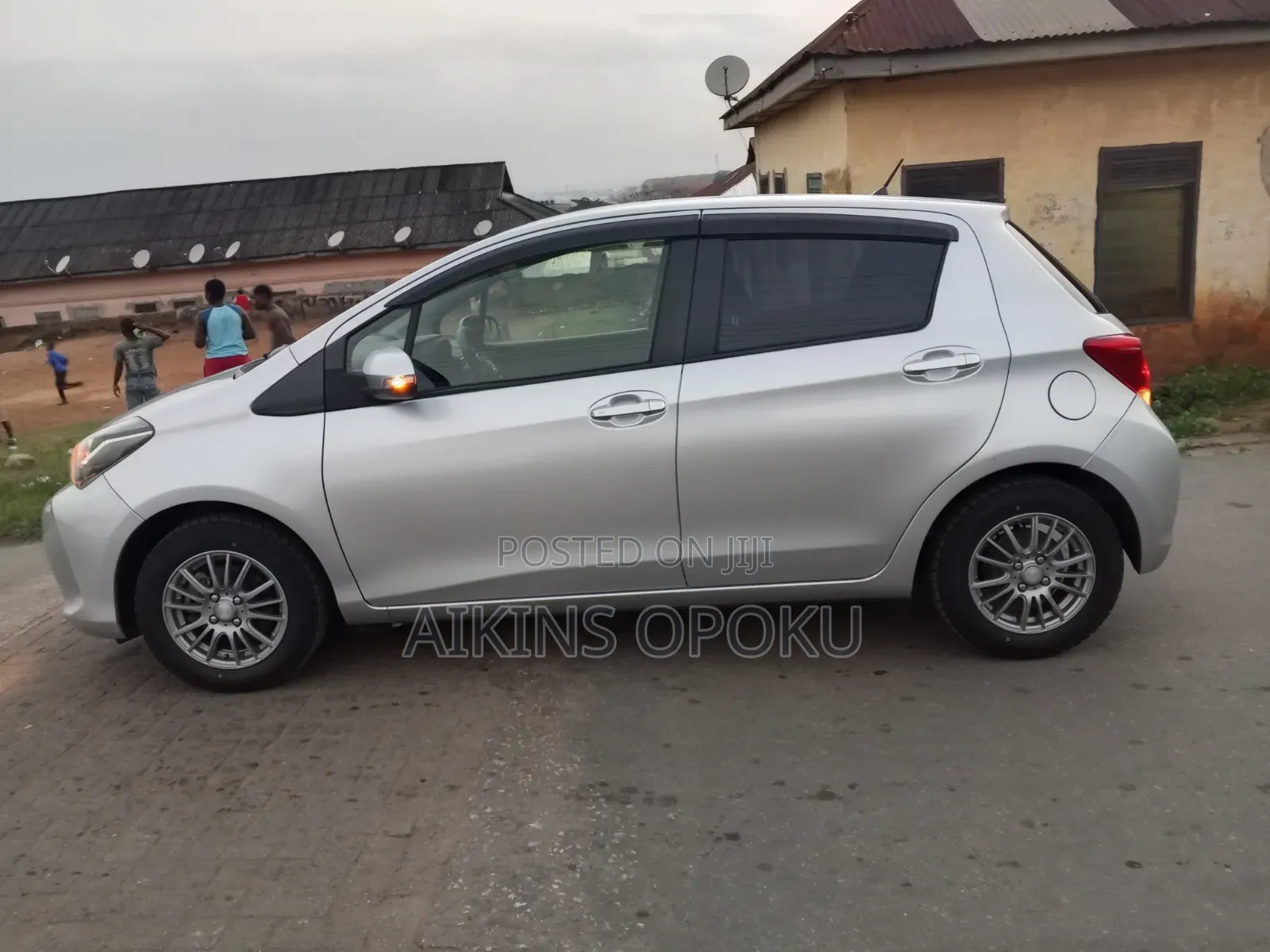 Toyota Vitz 2016 Silver